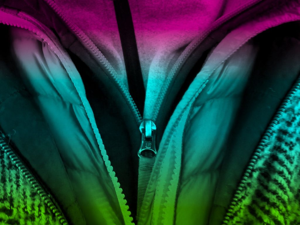 How to Layer Your Clothes to Stay Warm in Any Season (2026)