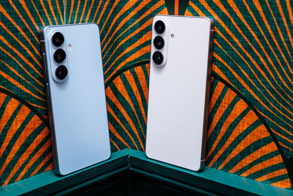 Samsung Galaxy S26 and Galaxy S26+ Review: Lacking Ambition