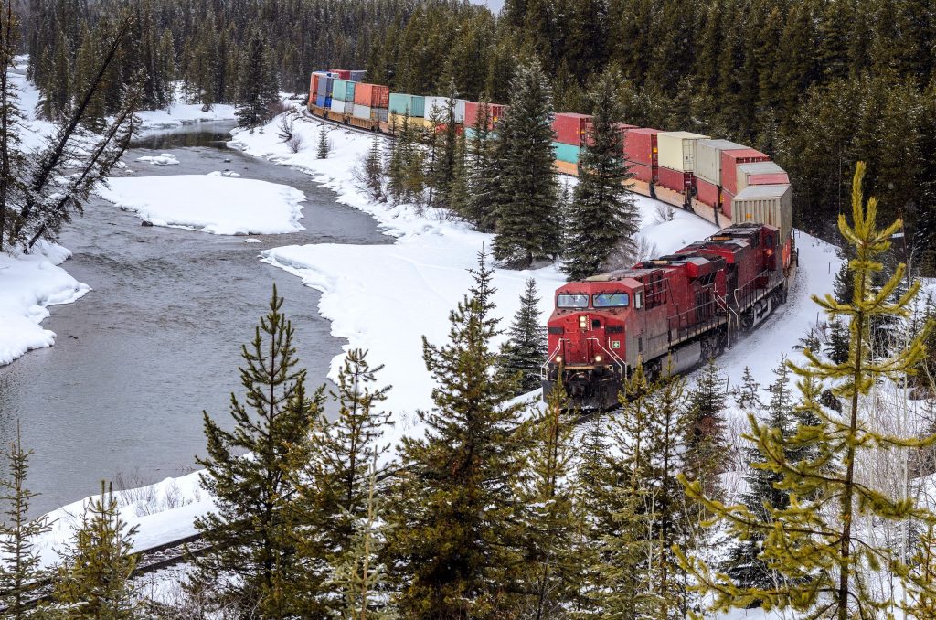 How Can a Locomotive Pull a Long Train That’s Much Heavier?