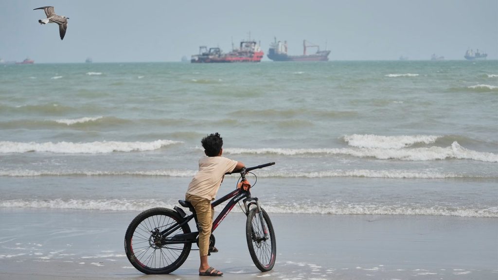 U.S. makes progress in reopening the Strait of Hormuz, but the Iran war is far from over